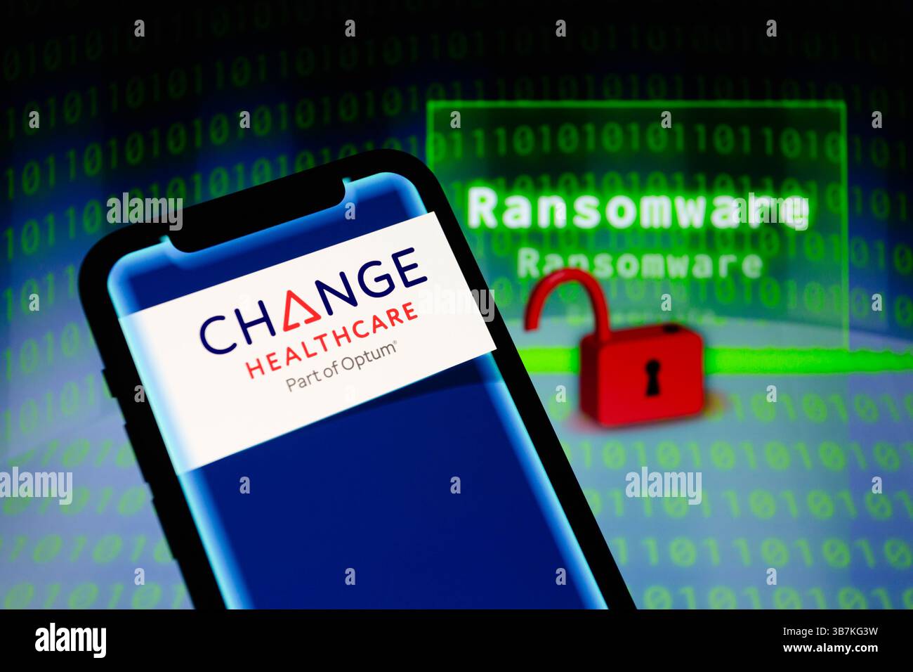 5 marzo 2024, Asuncion, Paraguay: Il logo Change Healthcare viene visualizzato su uno smartphone di fronte alla parola ''Ransomware'', rappresentazione visiva delle cifre del blocco aperto e del codice binario. "Change Healthcare può confermare che abbiamo riscontrato un problema di cibersicurezza perpetrato da un attore di minacce alla cibercriminalità che si è presentato come ALPHV/Blackcat". "La cura dei pazienti è la nostra priorità assoluta e abbiamo diverse soluzioni per garantire che le persone abbiano accesso ai farmaci e alle cure di cui hanno bisogno. In base alla nostra indagine in corso, non ci sono indicazioni che Optum, UnitedHealthcare e UnitedHealth Group Foto Stock