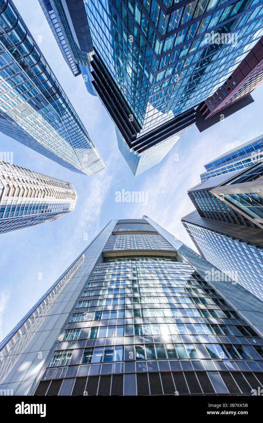 Lo skyline di Francoforte grattacieli con banche moderni edifici per uffici formato ritratto della città a Francoforte, Germania Foto Stock