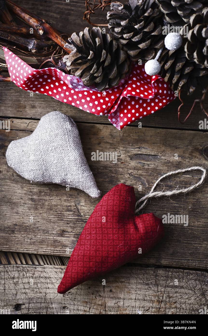 Tessuto a cuore fatto a mano Valentine&#39, giorno su tavolo in legno.foto chiave bassa.messa a fuoco selettiva Foto Stock
