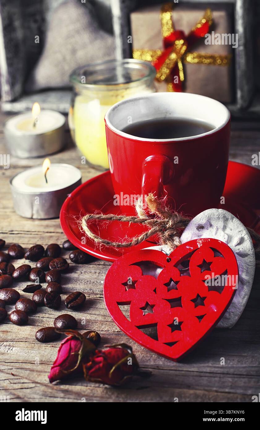 Tazza da caffè rossa decorata con cuori e cereali collegati Foto Stock