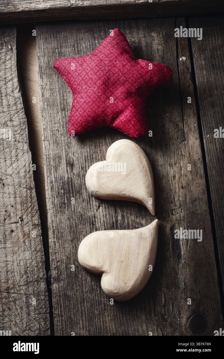 Cuori in legno fatti a mano per San Valentino&#39, il giorno di San Valentino su sfondo vintage in legno Foto Stock