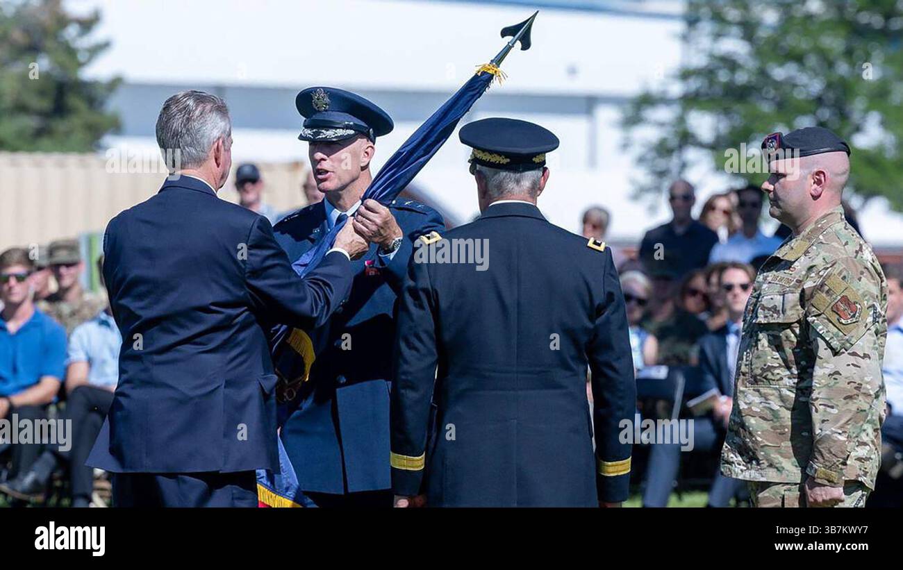 25 giugno 2024: Il governatore dell'Idaho Brad Little consegna la bandiera della Guardia Nazionale dal comandante uscente Michael J. Garshak al comandante entrante, il generale Timothy J. Donnellan, durante una cerimonia a Gowen Field martedì 25 giugno 2024, a Boise, Idaho. (Immagine di credito: © Sarah A. Miller/Idaho Statesman via ZUMA Press Wire) Foto Stock