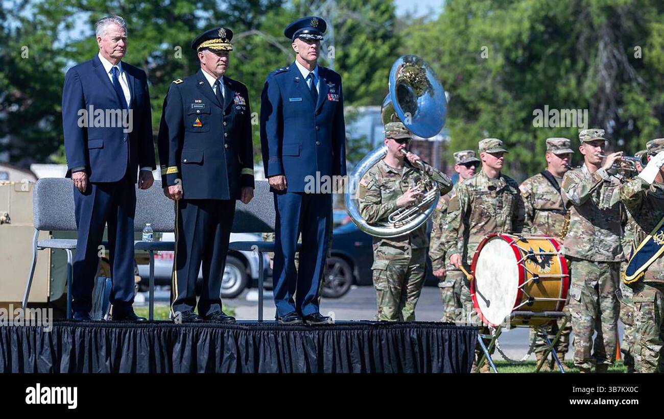 25 giugno 2024: Il governatore dell'Idaho Brad Little (a sinistra), il comandante uscente della Guardia Nazionale dell'Idaho Michael J. Garshak (al centro) e il comandante entrante, il generale Timothy J. Donnellan, stanno per suonare l'inno nazionale durante una cerimonia di cambio di comando tenutasi al Gowen Field martedì 25 giugno 2024, a Boise, Idaho. (Immagine di credito: © Sarah A. Miller/Idaho Statesman via ZUMA Press Wire) Foto Stock