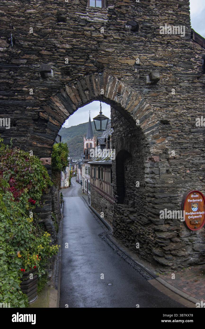 Porta della città in un piccolo villaggio. Mattina nella regione vinicola del Reno, Bacharach, Assia, Germania, Europa Foto Stock