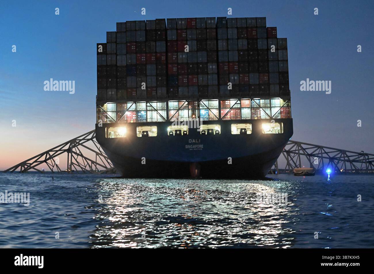 26 marzo 2024, Dundalk, MD, Stati Uniti d'America: La portaerei MV Dali incastrata nelle capriate d'acciaio del crollato Francis Scott Key Bridge bloccando il canale di Fort McHenry, 26 marzo 2024, vicino a Dundalk, Maryland. Il ponte fu colpito dalla nave portacontainer di 984 piedi il 26 marzo e crollò uccidendo sei lavoratori. (Immagine di credito: © PO3 Carmen Caver/US Coast/Planet Pix tramite ZUMA Press Wire) Foto Stock