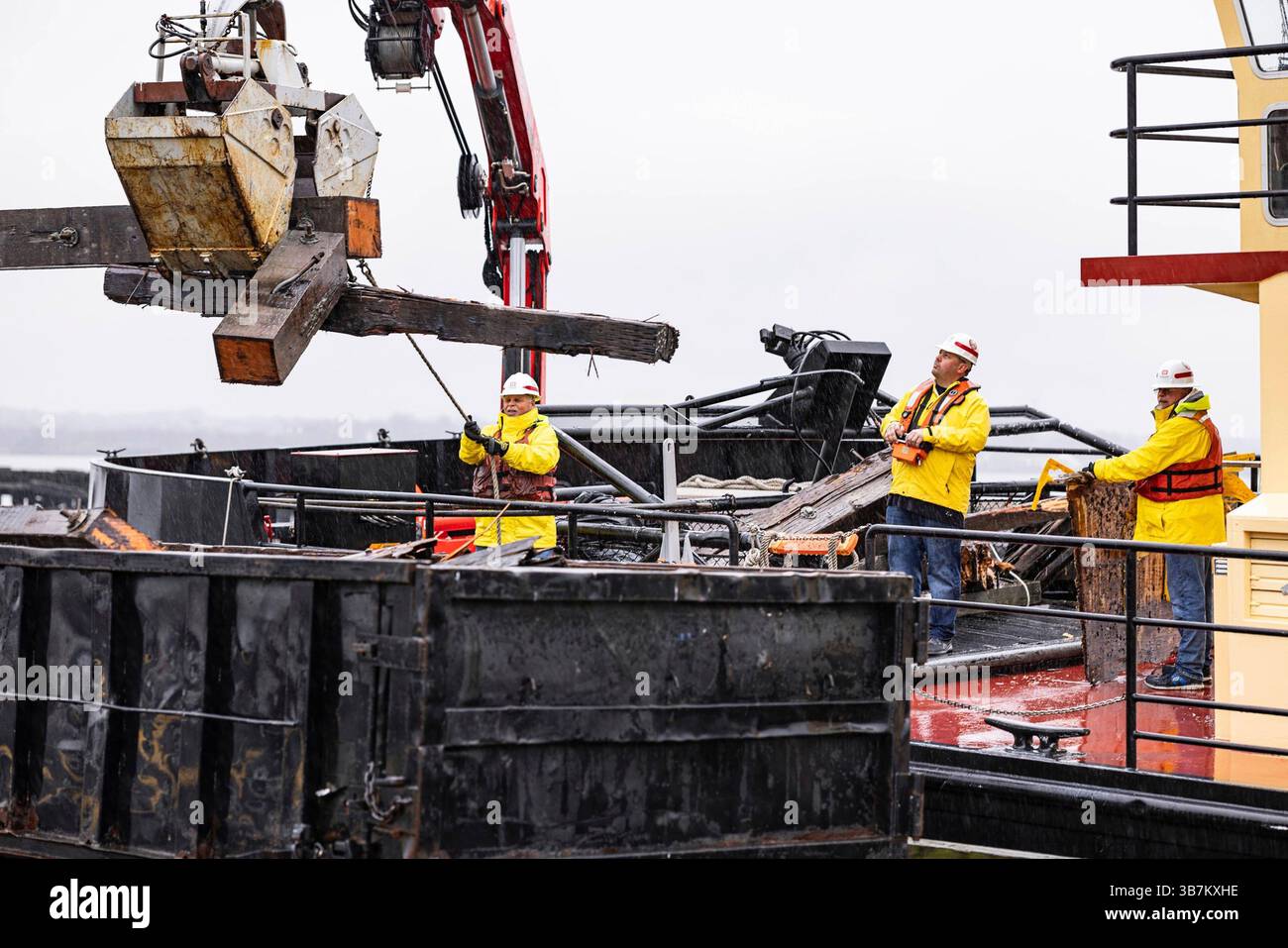 1 aprile 2024, Dundalk, MD, Stati Uniti d'America: U.S. Army Corps of Engineers Salvage Operators Remove Debris from the Collapsed Francis Scott Key Bridge, 1 aprile 2024, vicino a Dundalk, Maryland. Il ponte fu colpito dalla nave portacontainer di 984 piedi il 26 marzo e crollò uccidendo sei lavoratori. (Immagine di credito: © David Adams/US Army/Planet Pix via ZUMA Press Wire) Foto Stock