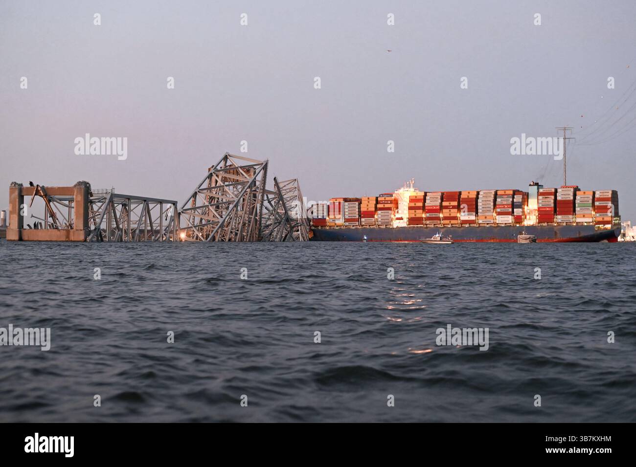 26 marzo 2024, Dundalk, MD, Stati Uniti d'America: La portaerei MV Dali incastrata nelle capriate d'acciaio del crollato Francis Scott Key Bridge bloccando il canale di Fort McHenry, 26 marzo 2024, vicino a Dundalk, Maryland. Il ponte fu colpito dalla nave portacontainer di 984 piedi il 26 marzo e crollò uccidendo sei lavoratori. (Immagine di credito: © PO3 Carmen Caver/US Coast/Planet Pix tramite ZUMA Press Wire) Foto Stock