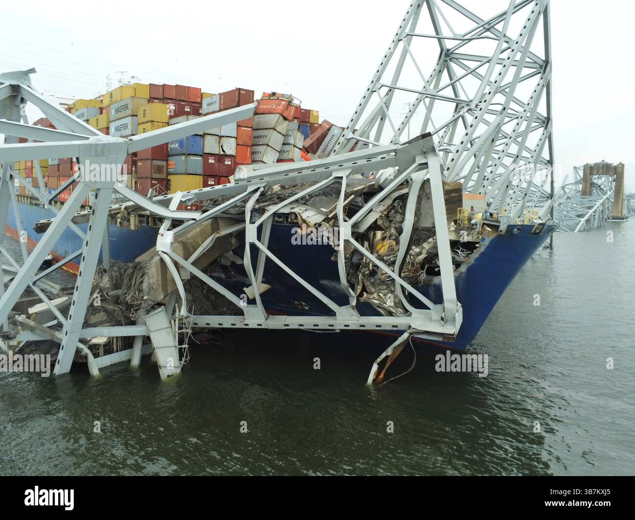 28 marzo 2024, Dundalk, MD, Stati Uniti d'America: La portaerei MV Dali incastrata nelle capriate d'acciaio del crollato Francis Scott Key Bridge bloccando il canale di Fort McHenry, 28 marzo 2024, vicino a Dundalk, Maryland. Il ponte fu colpito dalla nave portacontainer di 984 piedi il 26 marzo e crollò uccidendo sei lavoratori. (Immagine di credito: © PO3 Kimberly Reaves/US Coast/Planet Pix tramite ZUMA Press Wire) Foto Stock