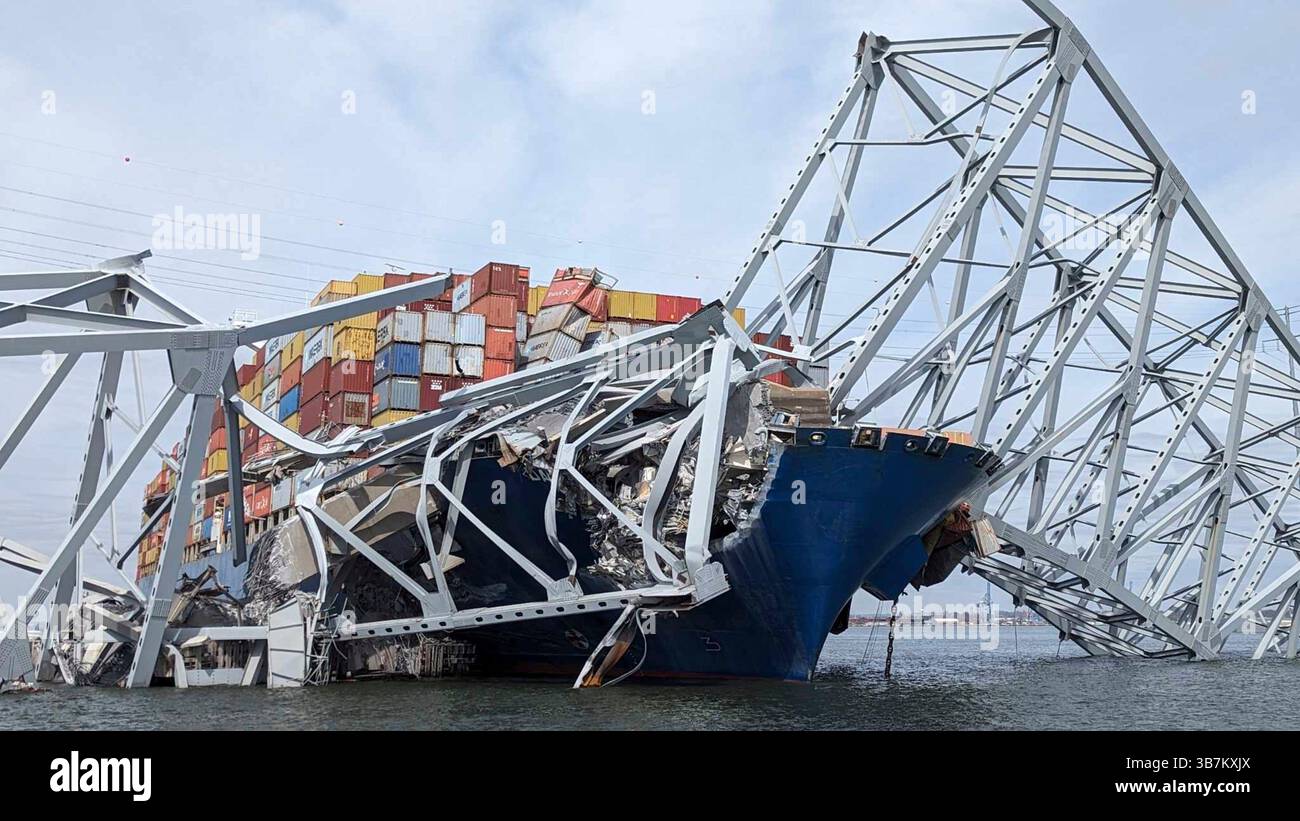 26 marzo 2024, Dundalk, MD, Stati Uniti d'America: La portaerei MV Dali incastrata nelle capriate d'acciaio del crollato Francis Scott Key Bridge sul canale di Fort McHenry al primo semaforo, 26 marzo 2024, vicino a Dundalk, Maryland. Il ponte fu colpito dalla nave portacontainer di 984 piedi il 26 marzo e crollò uccidendo sei lavoratori. (Immagine di credito: © Dave Adams/USACE/Planet Pix via ZUMA Press Wire) Foto Stock
