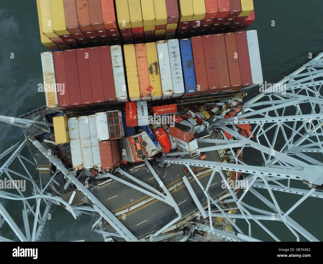28 marzo 2024, Dundalk, MD, Stati Uniti d'America: Veduta aerea della portaerei MV Dali incastrata nelle capriate d'acciaio del crollato Francis Scott Key Bridge bloccando il canale di Fort McHenry, 28 marzo 2024, vicino a Dundalk, Maryland. Il ponte fu colpito dalla nave portacontainer di 984 piedi il 26 marzo e crollò uccidendo sei lavoratori. (Immagine di credito: © PO3 Kimberly Reaves/US Coast/Planet Pix tramite ZUMA Press Wire) Foto Stock
