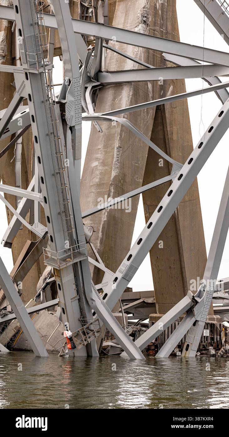 7 aprile 2024, Dundalk, MD, Stati Uniti d'America: U.S. Army Corps of Engineers Salvage Teams accedono a capriate e detriti dal ponte Francis Scott Key crollato per la rimozione, 7 aprile 2024, vicino a Dundalk, Maryland. Il ponte fu colpito dalla nave portacontainer di 984 piedi il 26 marzo e crollò uccidendo sei lavoratori. (Immagine di credito: © David Adams/US Army/Planet Pix via ZUMA Press Wire) Foto Stock