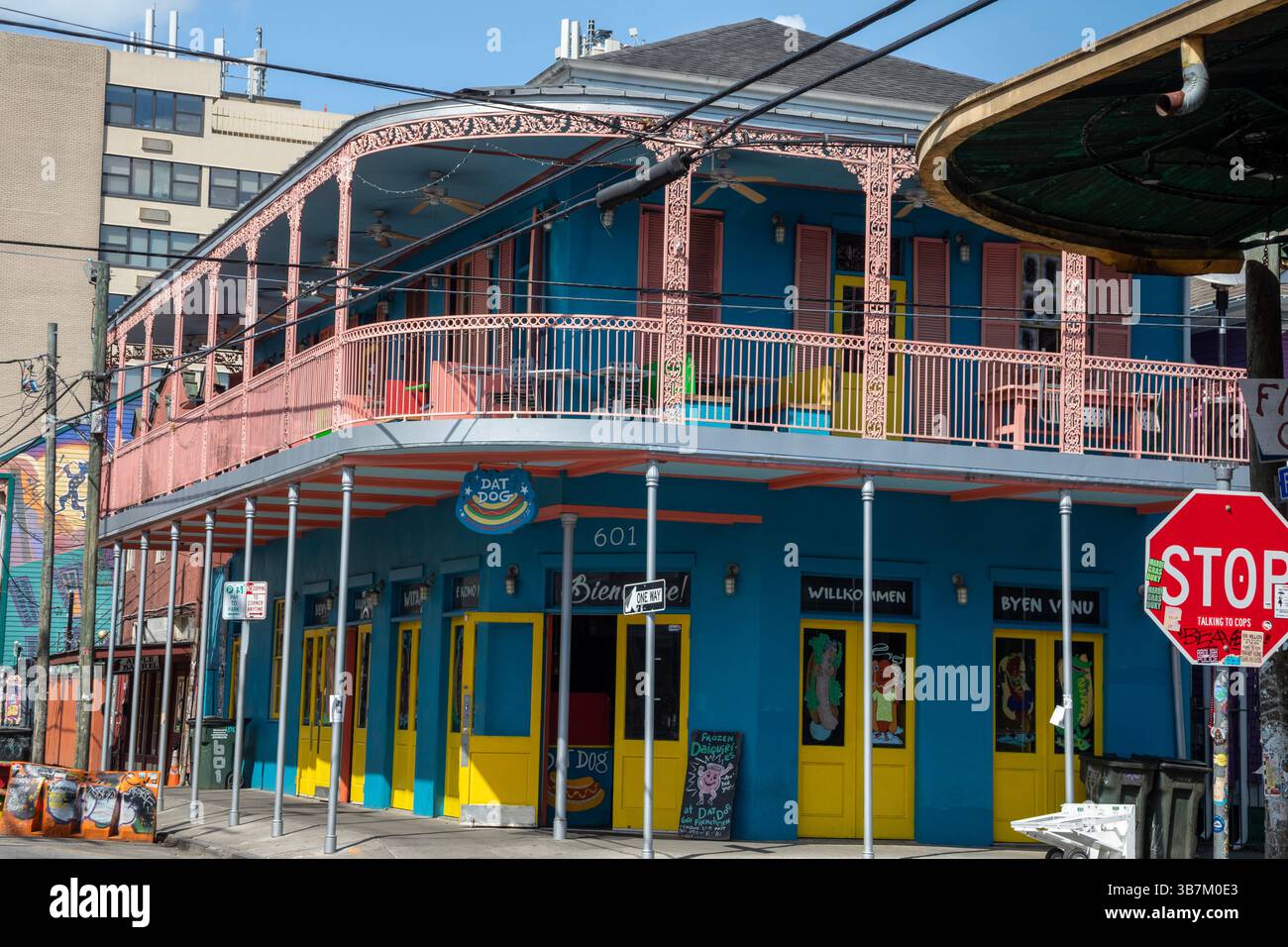 New Orleans, Louisiana - l'architettura di New Orleans presenta spesso colori brillanti. Foto Stock