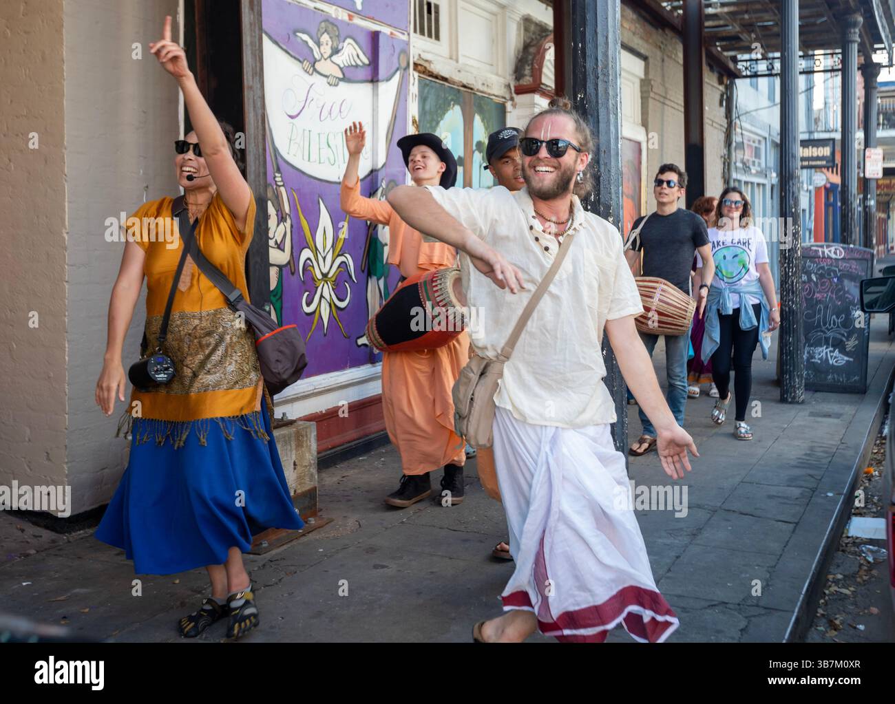 New Orleans, Louisiana - i sostenitori di Hare Krishna sfilano in Frenchmen Street, nel quartiere di Marigny. Foto Stock