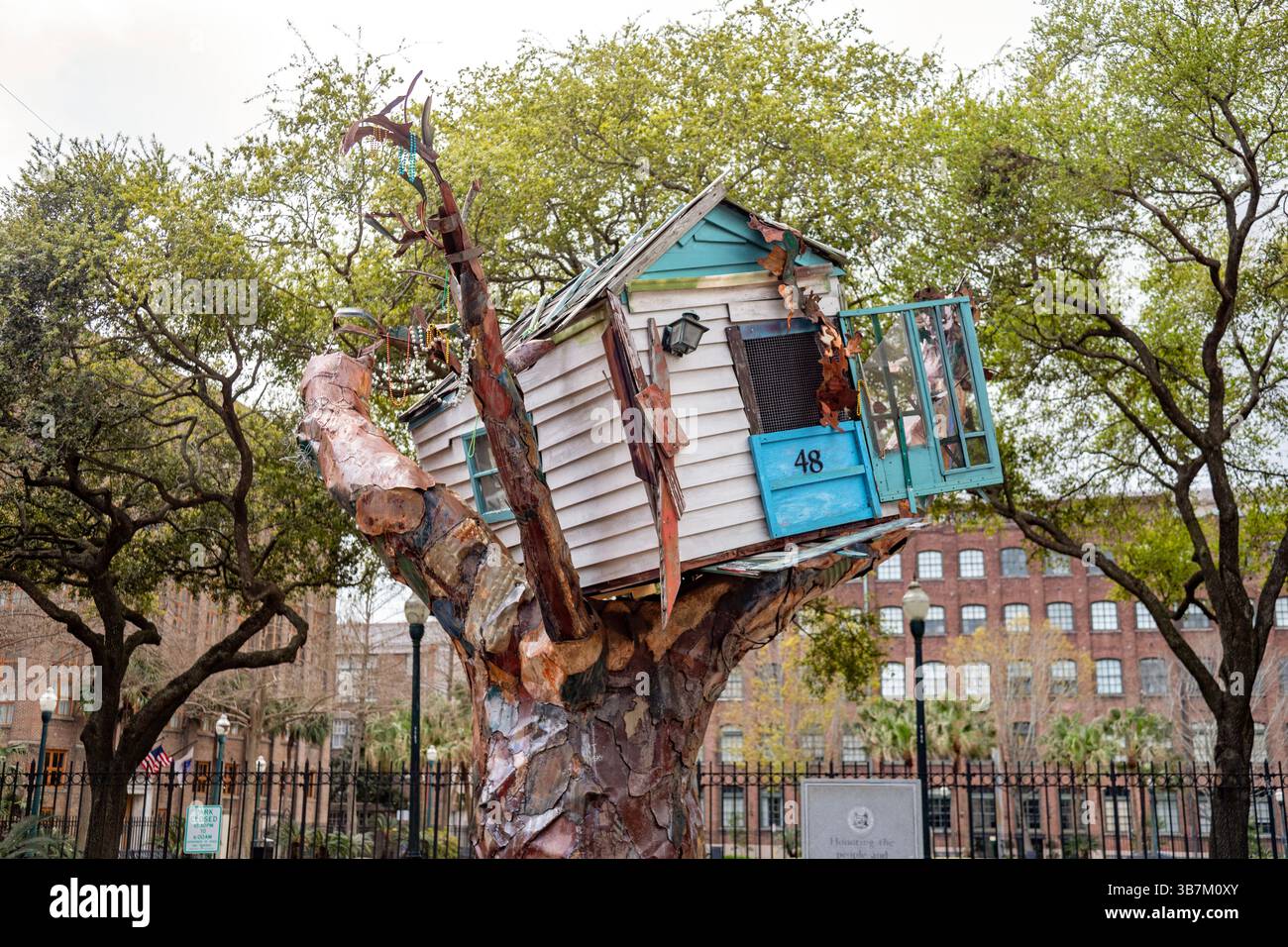 New Orleans, Louisiana - Hurricane Katrina Memorial, dell'artista Sally Heller, di fronte al centro convegni di New Orleans. Il 2005 stor Foto Stock