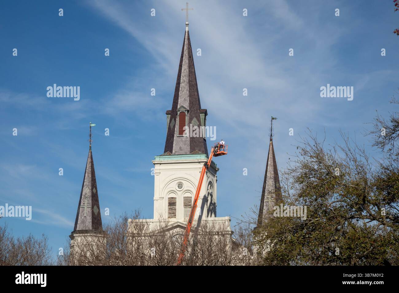 New Orleans, Louisiana - lavoratori su un ascensore vicino al campanile della Cattedrale di St. Louis nel Quaarter francese. Foto Stock