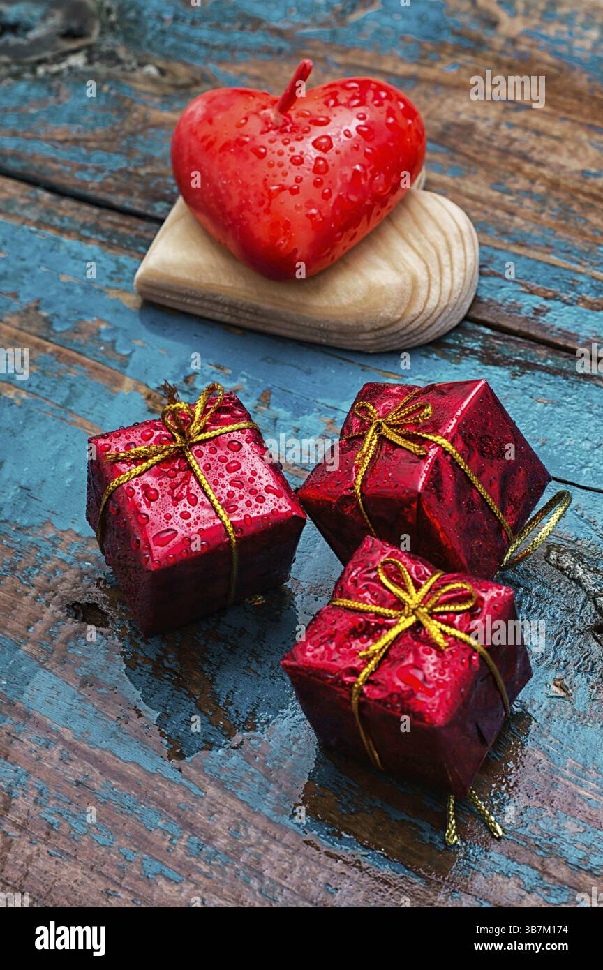 Regali in confezioni e cuori di legno per San Valentino Foto Stock
