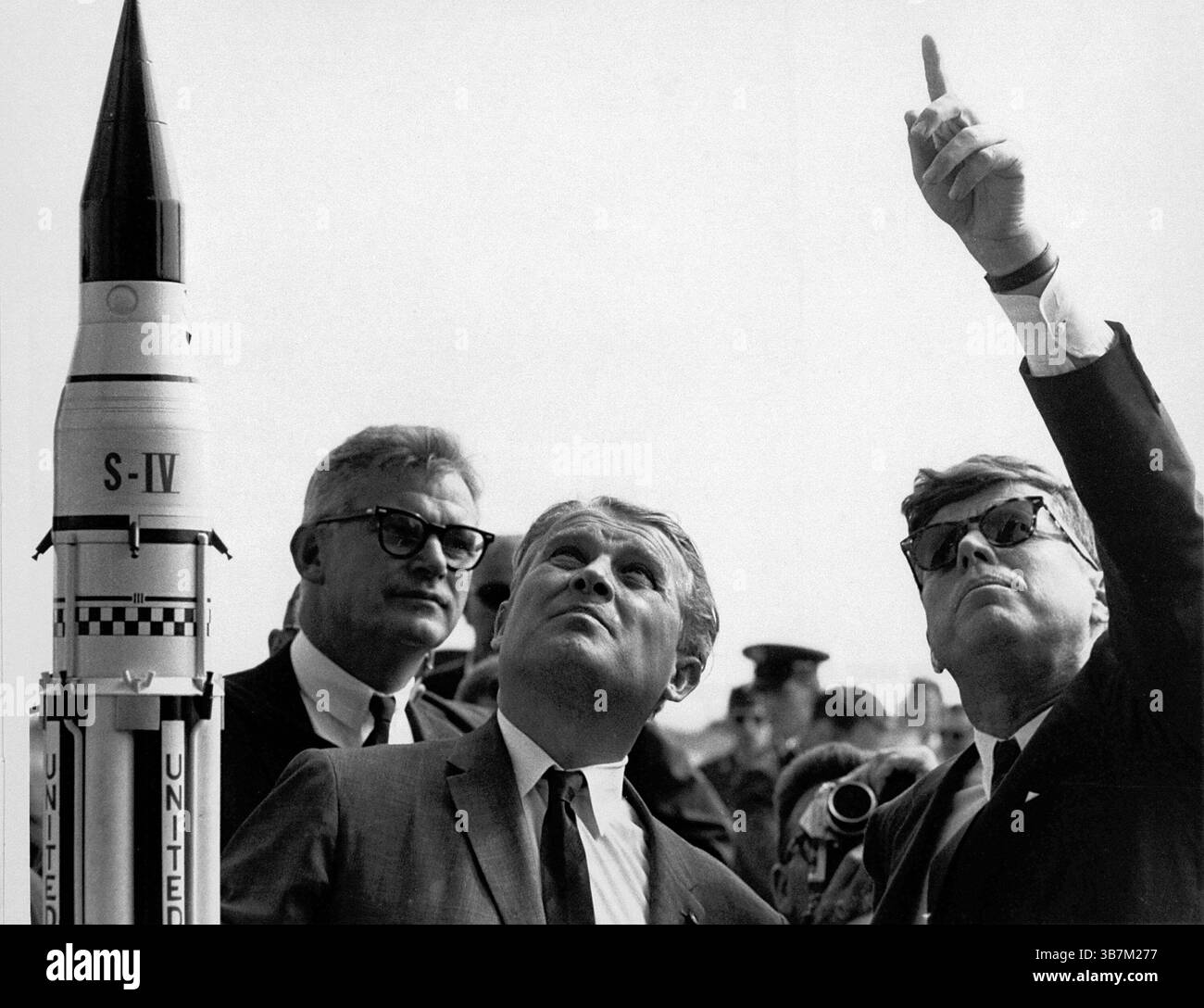 Wernher von Braun era uno scienziato missilistico tedesco. Durante la seconda guerra mondiale lui e il suo team hanno studiato e perfezionato il primo razzo al mondo (il V-2). Alla fine della guerra la sua conoscenza fu ricercata sia dall'URSS che dagli Stati Uniti. Von Braun si arrese agli americani e divenne parte integrante del loro programma spaziale fino alla sua morte nel 1977. Qui spiega il Saturn Launch System al presidente John F. Kennedy - a Cape Canaveral, Florida. Questo e' stato fatto 6 giorni dopo che JFK e' stato ucciso. Foto Stock