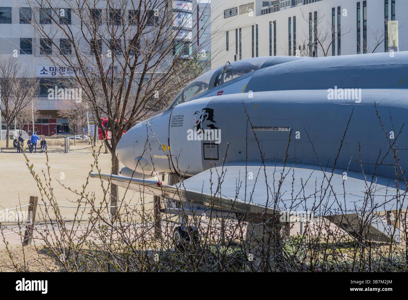 Daejeon, Corea del Sud. 16 marzo 2020: Primo piano del lato porto del McDonald Douglas Phantom F4 jet Aircraft al Boramae Park di Dunsan Dong con un gruppo di p Foto Stock