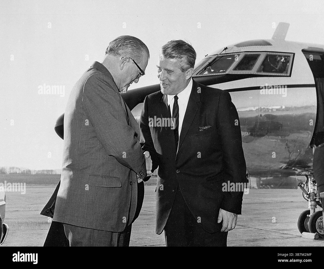 Wernher von Braun era uno scienziato missilistico tedesco. Durante la seconda guerra mondiale lui e il suo team hanno studiato e perfezionato il primo razzo al mondo (il V-2). Alla fine della guerra la sua conoscenza fu ricercata sia dall'URSS che dagli Stati Uniti. Von Braun si arrese agli americani e divenne parte integrante del loro programma spaziale fino alla sua morte nel 1977. Qui saluta il senatore John Stennis quando ha visitato il Marshall Space Flight Center (MSFC) a metà novembre 1967. Foto Stock Wernher von Braun era uno scienziato missilistico tedesco. Durante la seconda guerra mondiale lui e il suo team hanno studiato e perfezionato il primo razzo al mondo (il V-2). Alla fine della guerra la sua conoscenza fu ricercata sia dall'URSS che dagli Stati Uniti. Von Braun si arrese agli americani e divenne parte integrante del loro programma spaziale fino alla sua morte nel 1977. Qui saluta il senatore John Stennis quando ha visitato il Marshall Space Flight Center (MSFC) a metà novembre 1967. Foto Stock