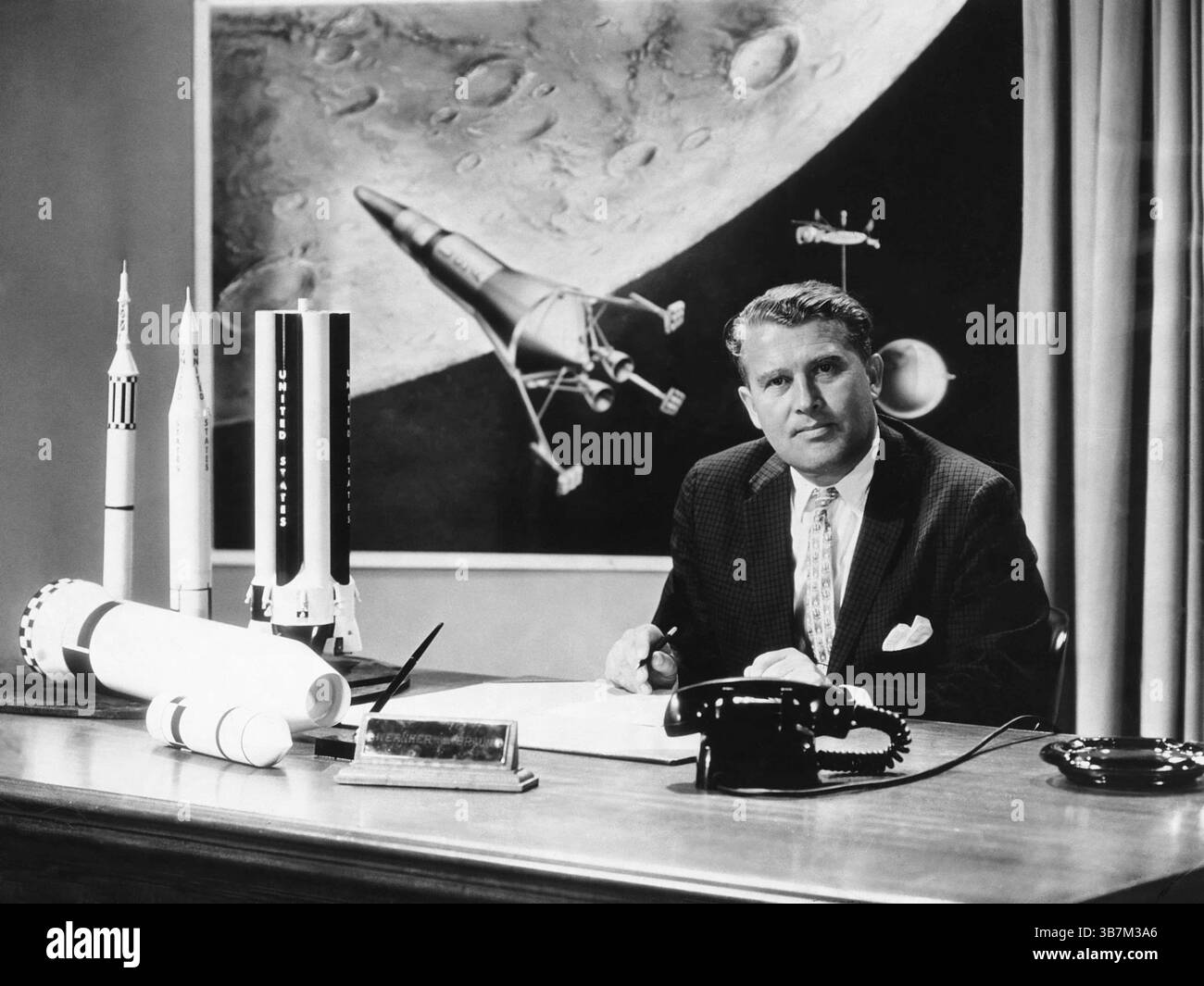 Wernher von Braun era uno scienziato missilistico tedesco. Durante la seconda guerra mondiale lui e il suo team hanno studiato e perfezionato il primo razzo al mondo (il V-2). Alla fine della guerra la sua conoscenza fu ricercata sia dall'URSS che dagli Stati Uniti. Von Braun si arrese agli americani e divenne parte integrante del loro programma spaziale fino alla sua morte nel 1977. Qui c'è seenin nel suo ufficio al Marshall Space Flight Center. Foto Stock Wernher von Braun era uno scienziato missilistico tedesco. Durante la seconda guerra mondiale lui e il suo team hanno studiato e perfezionato il primo razzo al mondo (il V-2). Alla fine della guerra la sua conoscenza fu ricercata sia dall'URSS che dagli Stati Uniti. Von Braun si arrese agli americani e divenne parte integrante del loro programma spaziale fino alla sua morte nel 1977. Qui c'è seenin nel suo ufficio al Marshall Space Flight Center. Foto Stock