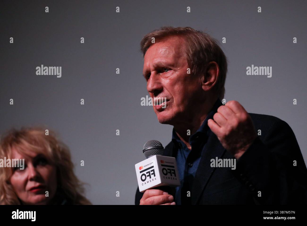 Cracovia, Polonia. 28 aprile 2025. L'attore Jan Englert partecipa ad un incontro dopo la proiezione del film "Crossroads" presso Mastercard Off camera nel Malopolska Garden of Arts di Cracovia, Polonia, il 28 aprile 2025. (Foto di Klaudia Radecka/NurPhoto) credito: NurPhoto SRL/Alamy Live News Foto Stock