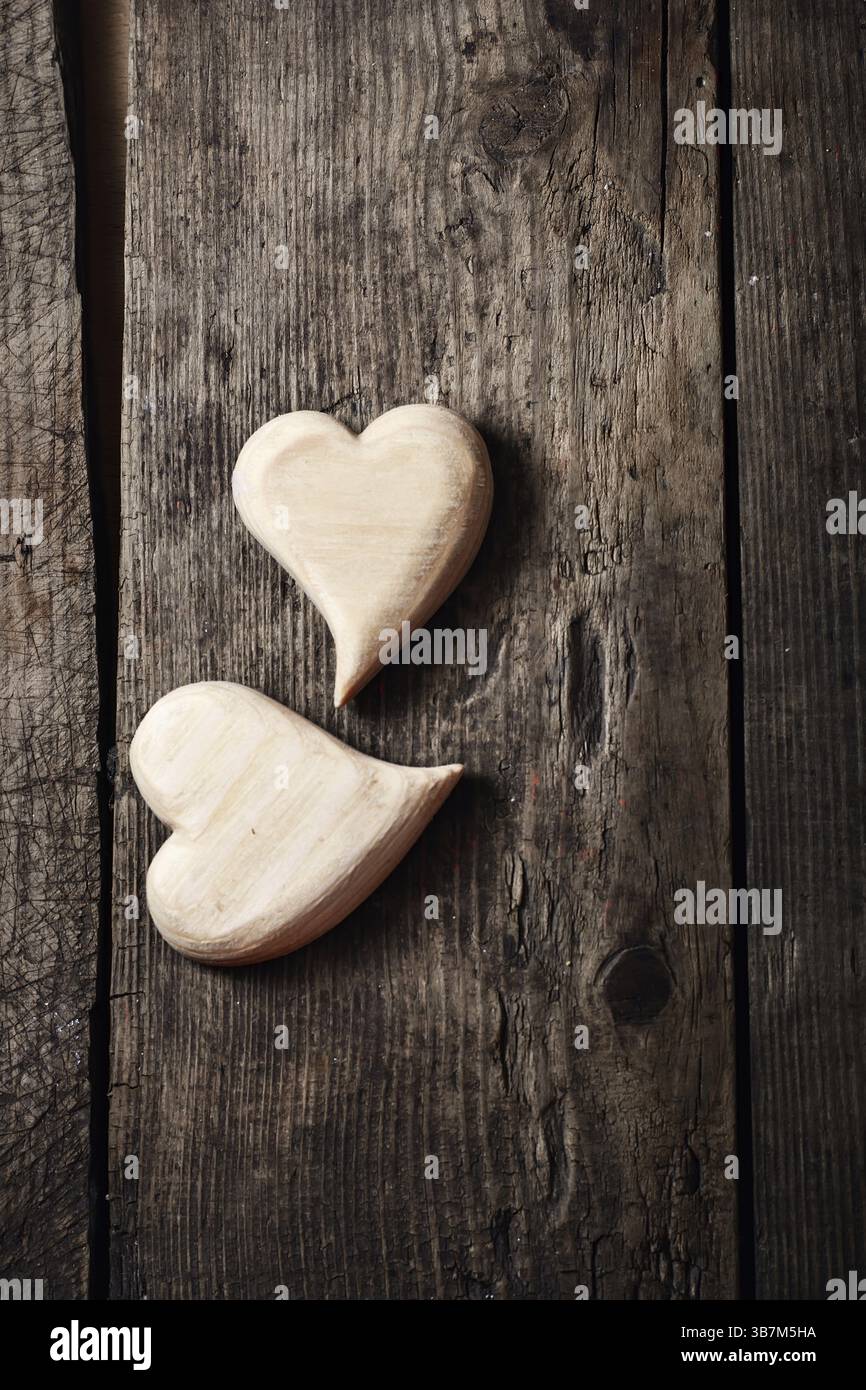 Cuori in legno fatti a mano per San Valentino&#39, il giorno di San Valentino su sfondo vintage in legno Foto Stock