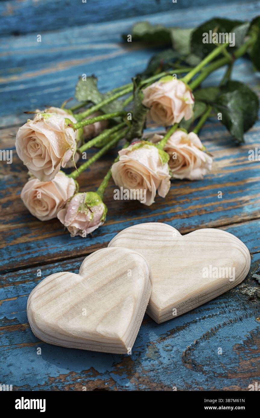 Cuori in legno fatti a mano e rose per gli amanti delle vacanze Foto Stock