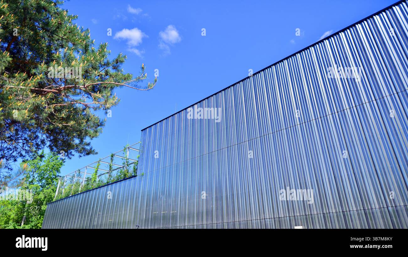 Dettagli architettonici di moderno edificio con facciata in lamiera di stile minimale. Foto Stock
