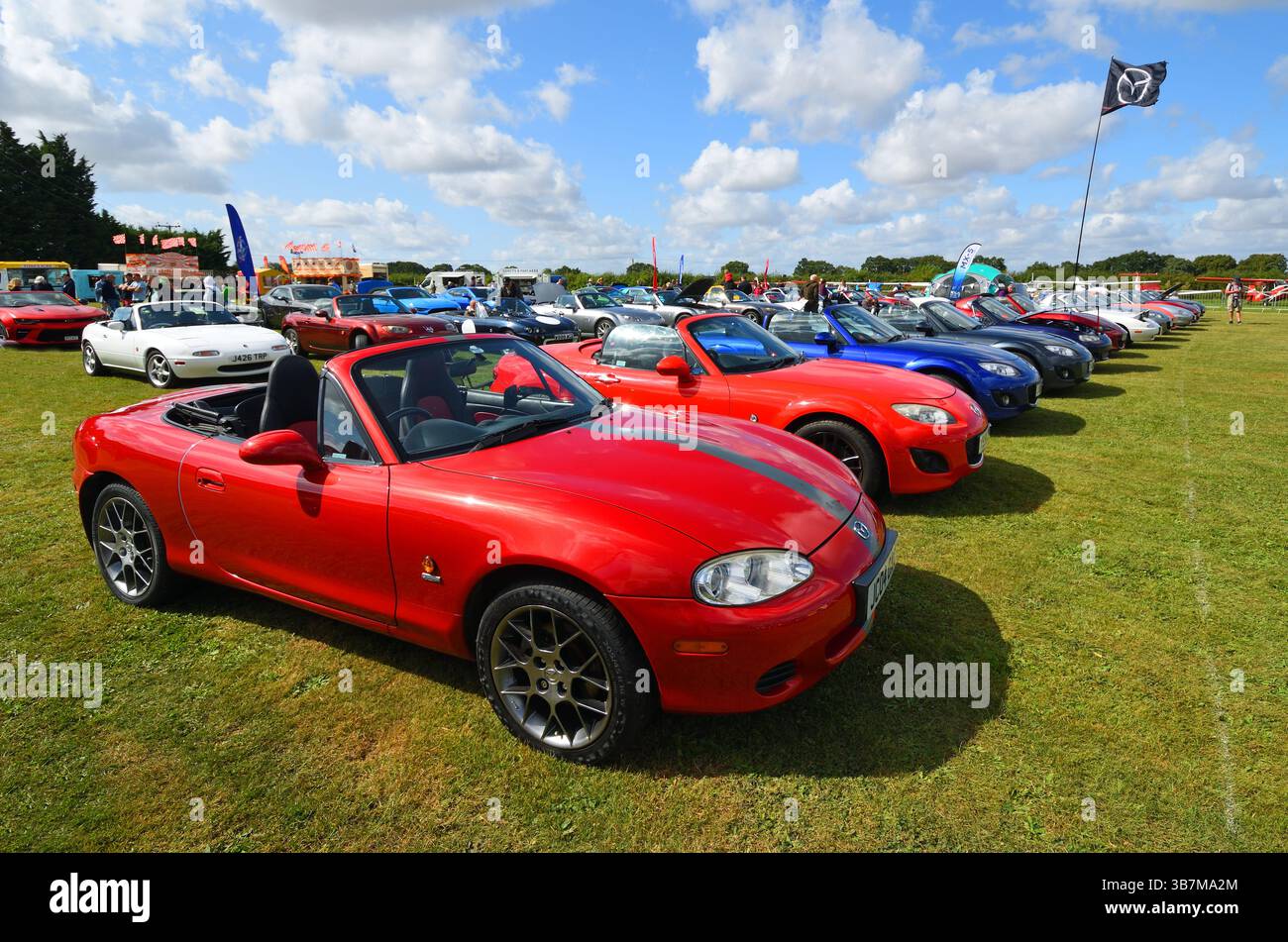 Classico club Mazda MX-5 parcheggiato di fila Foto Stock