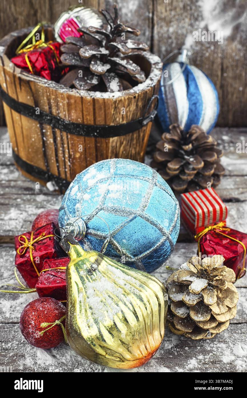 Vasca in legno con coni di pino e decorazioni e ornamenti natalizi Foto Stock