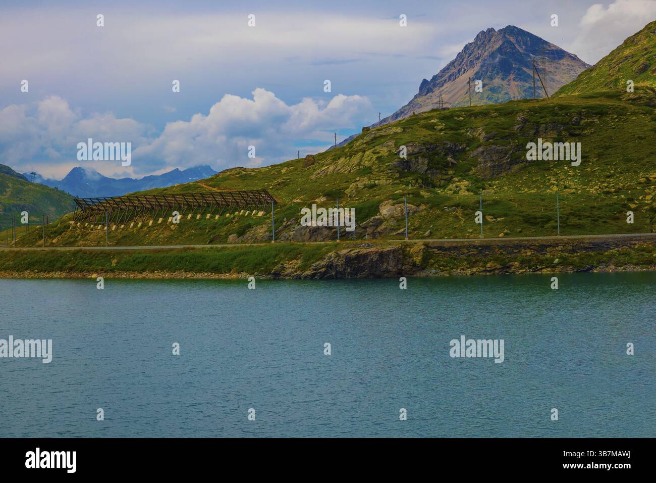 Bellissimo lago alpino Lago bianco e protezione neve con vista sulle Alpi svizzere in una giornata estiva soleggiata a Bernina, Valposchiavo, Pontresina, Foto Stock