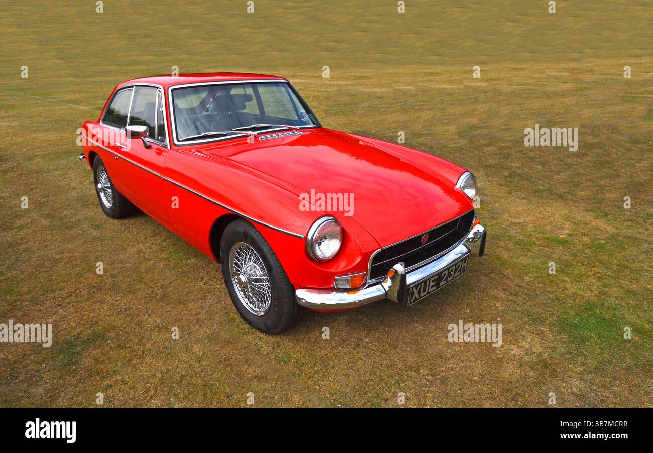 Classic Red MGB GT parcheggiato sull'erba Foto Stock