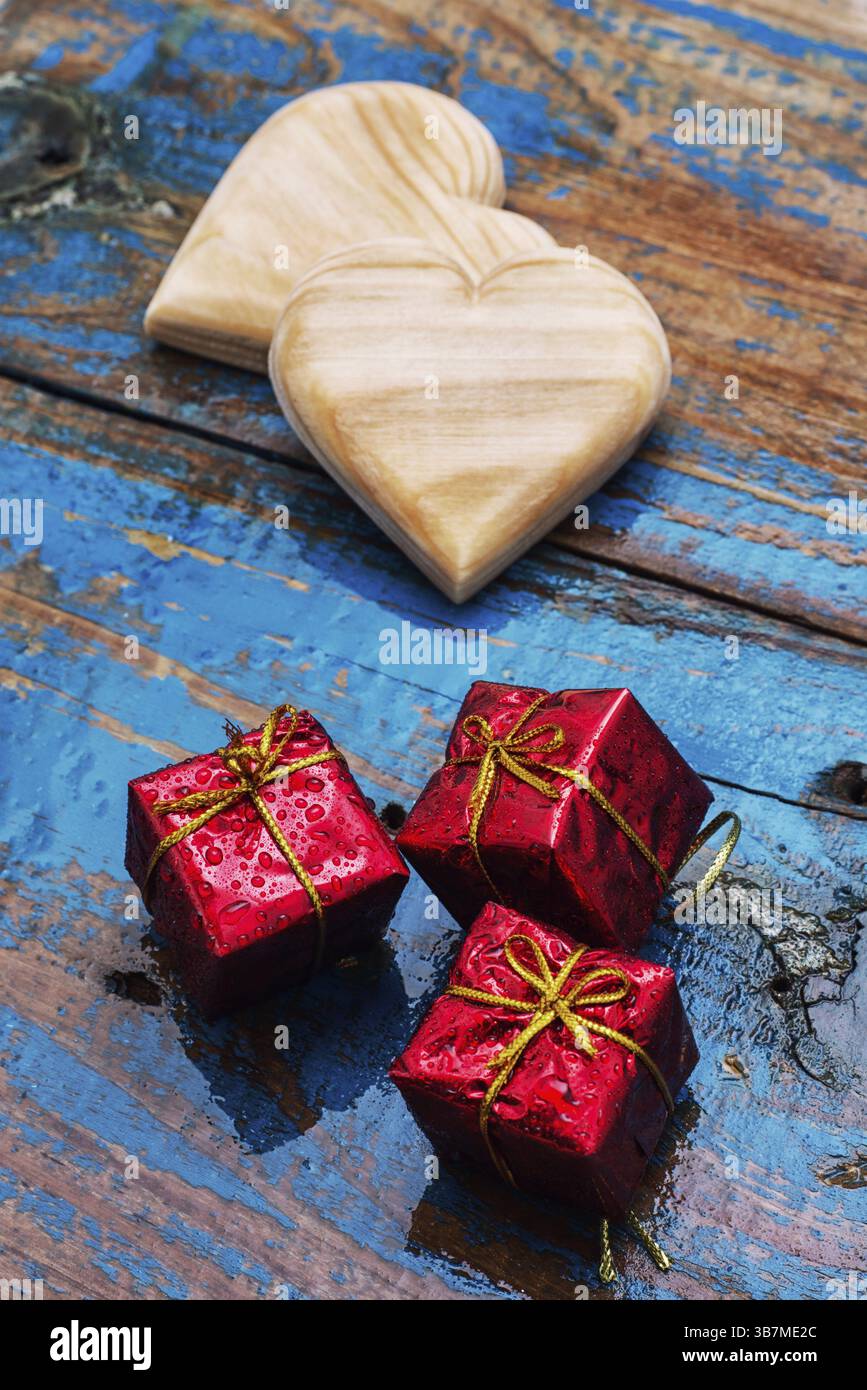 Regali in confezioni e cuori di legno per San Valentino Foto Stock
