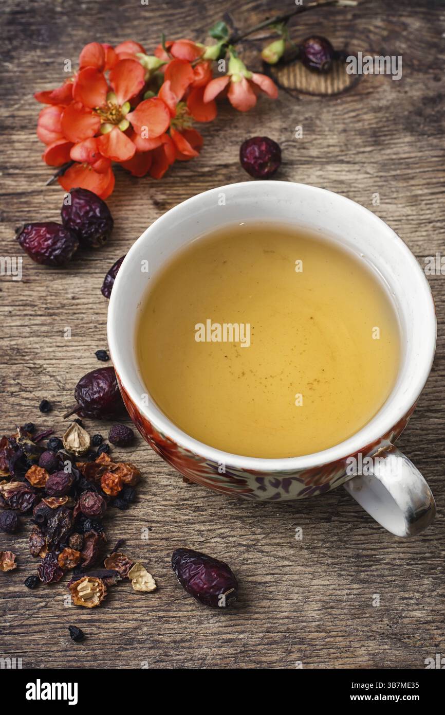 Tazza di tè floreale, su un tavolo in legno in stile vintage. Foto colorata Foto Stock