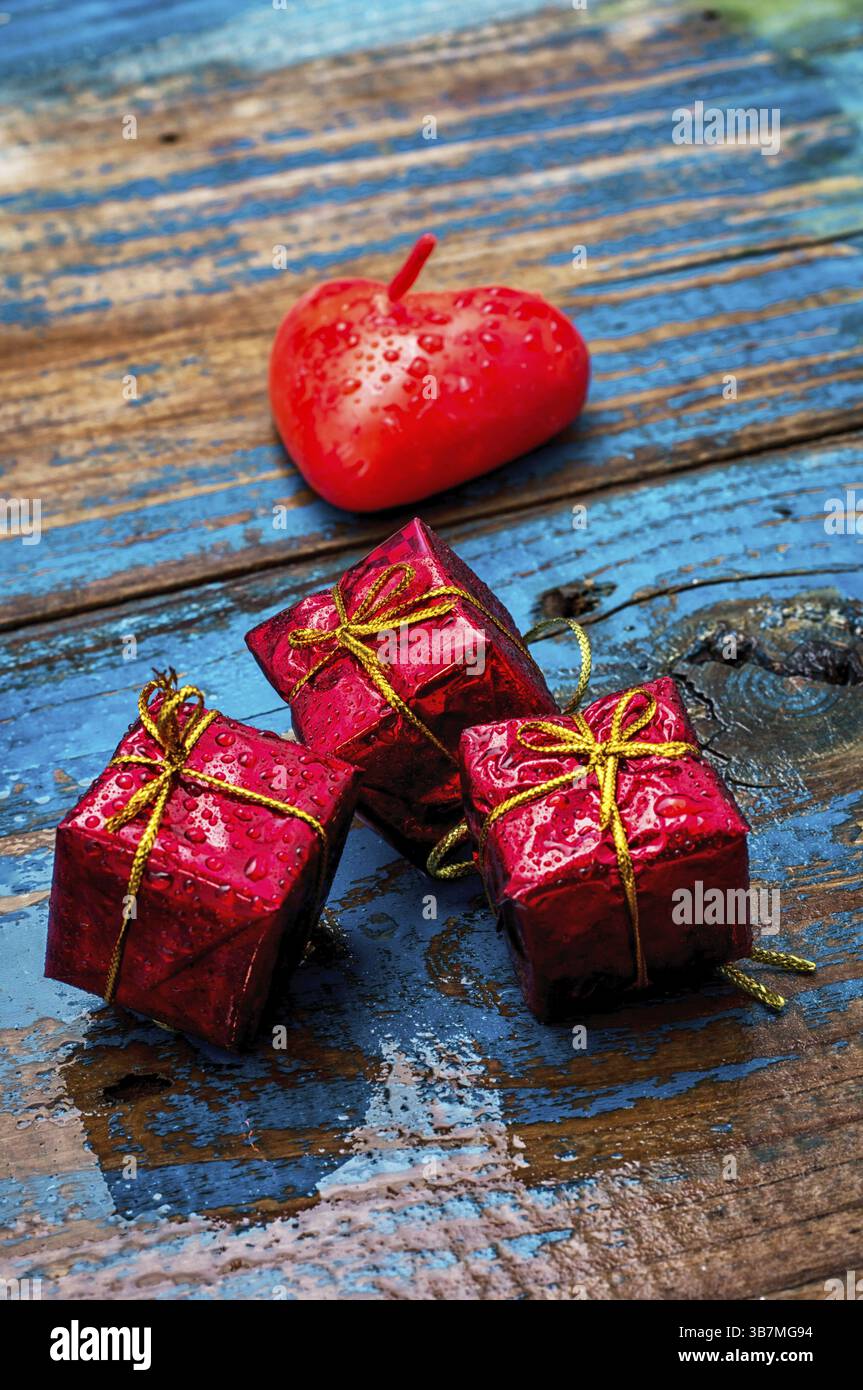 Biglietto di auguri natalizi con regalo e simbolo del cuore d'amore Foto Stock
