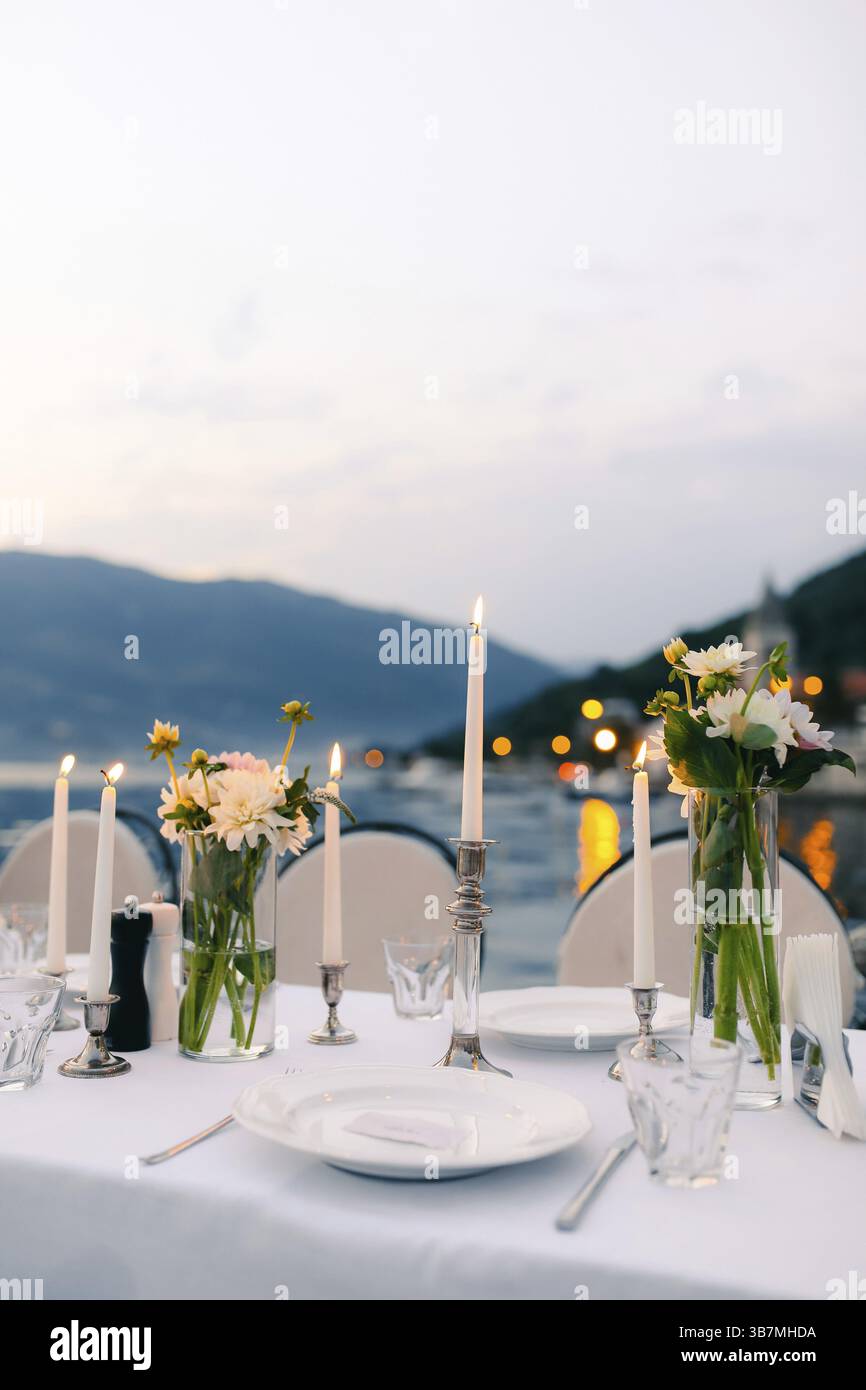 Piatti al banchetto nuziale. Impostazione della tavola. Decorazioni per matrimoni. Matrimonio al mare in Montenegro Foto Stock
