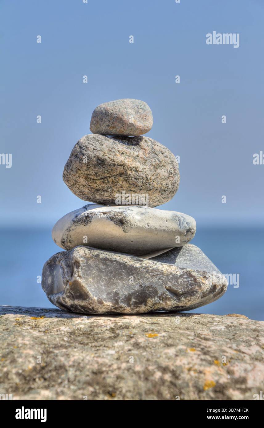 Piramide di pietra ben adattata sulla spiaggia Foto Stock