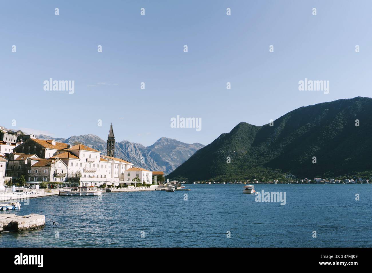 Le barche sono ormeggiate al molo della città vecchia. Perast, Montenegro. Foto Stock