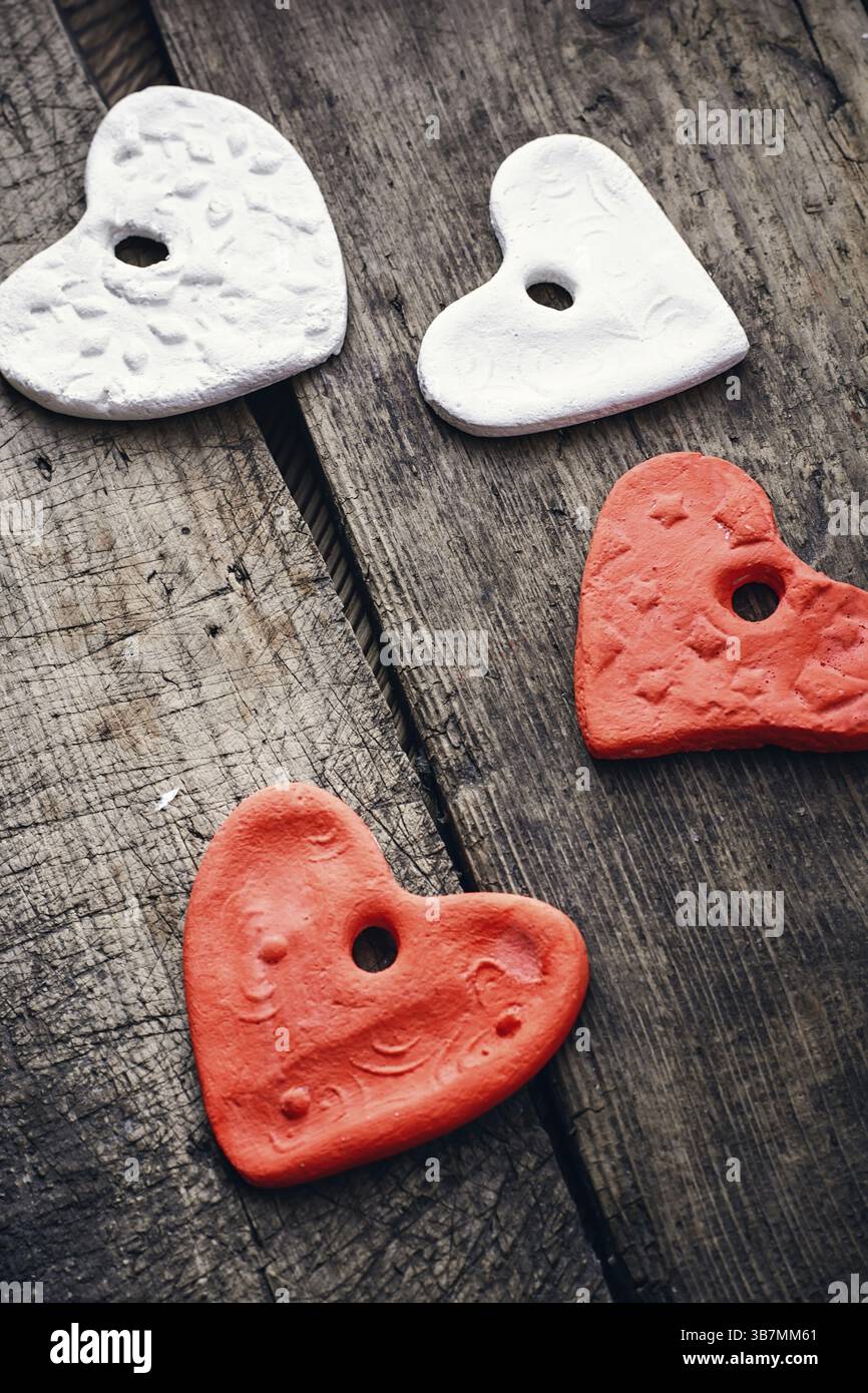 Cuori scolpiti realizzati con impasto salato handmade.selective focus Foto Stock