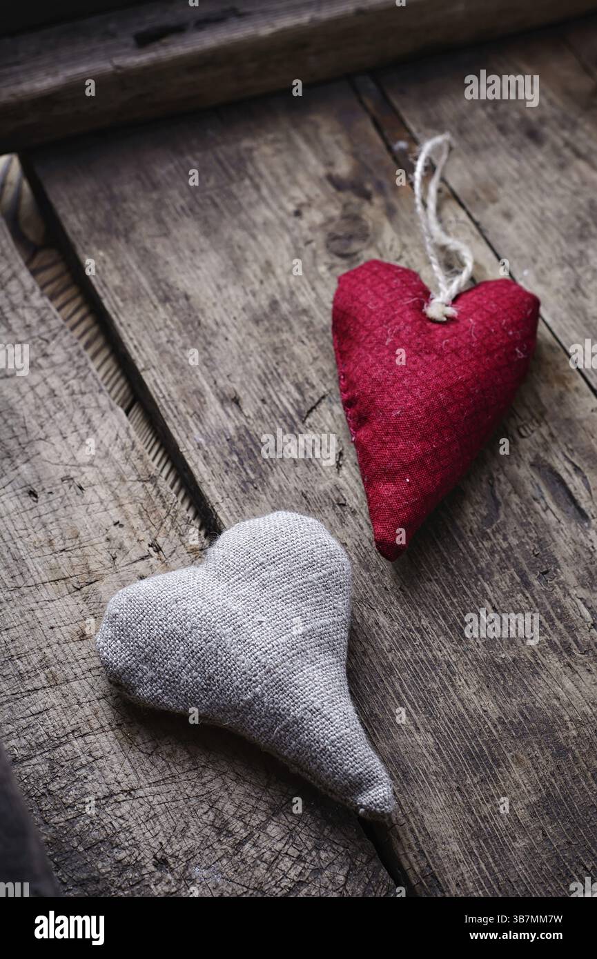 Tessuto a cuore fatto a mano Valentine&#39, giorno su tavolo in legno.foto chiave bassa.messa a fuoco selettiva Foto Stock