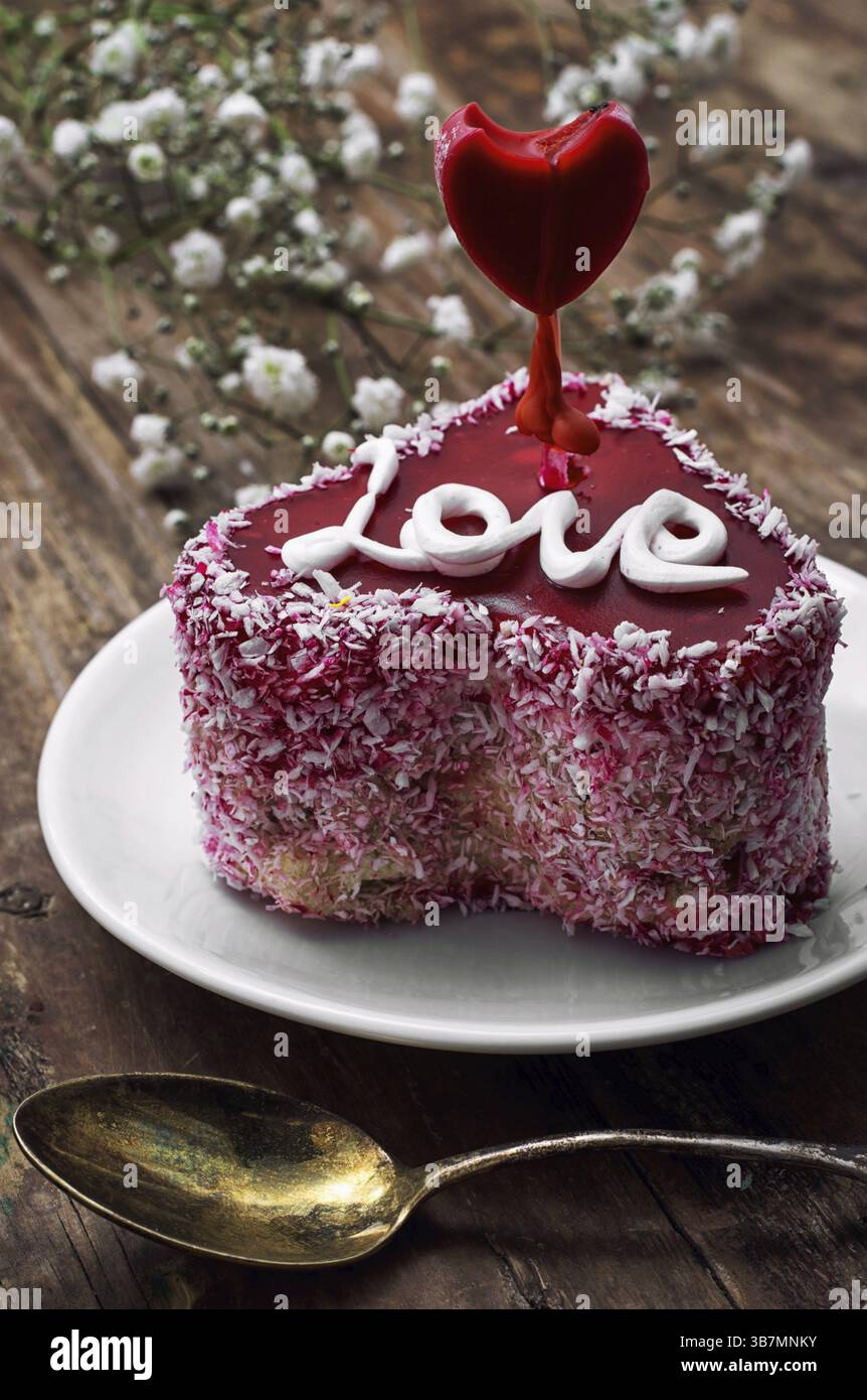 Torta con ripieno di frutta a forma di cuore con l'iscrizione Love Foto Stock