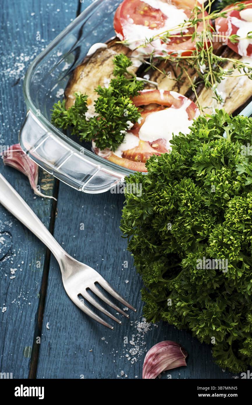 Insalata primaverile con verdure fresche e Melanzane Arrosto Foto Stock
