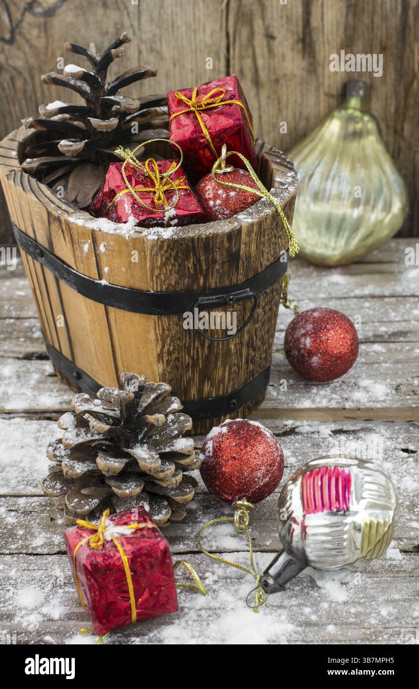 Vasca in legno con coni di pino e decorazioni e ornamenti natalizi Foto Stock