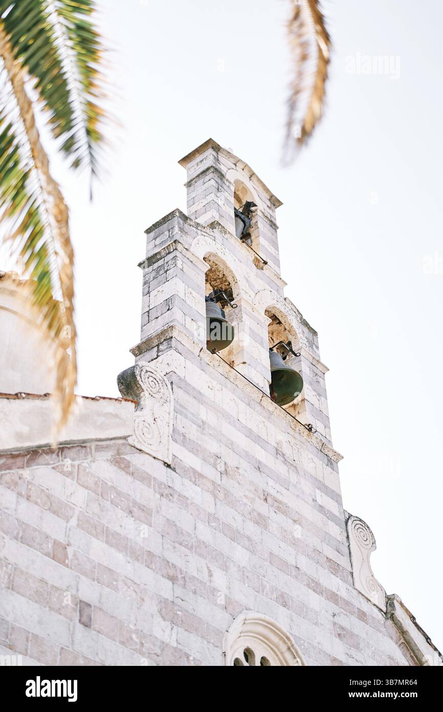 Campane in bronzo del campanile sul tetto della Chiesa della Santissima Trinità. Budva, Montenegro. Foto Stock