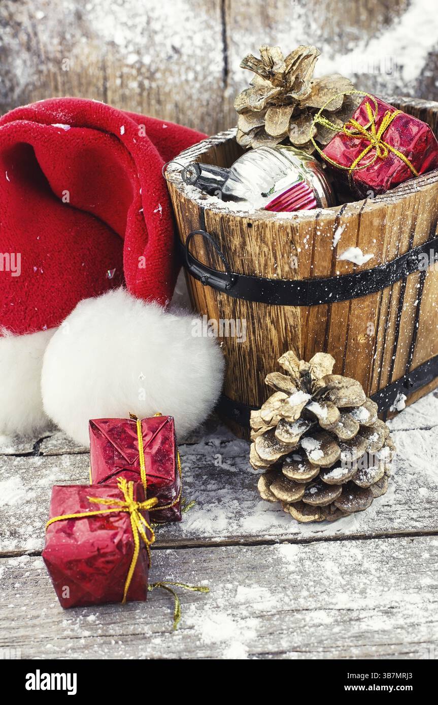 Vasca in legno con coni di pino e decorazioni e ornamenti natalizi Foto Stock