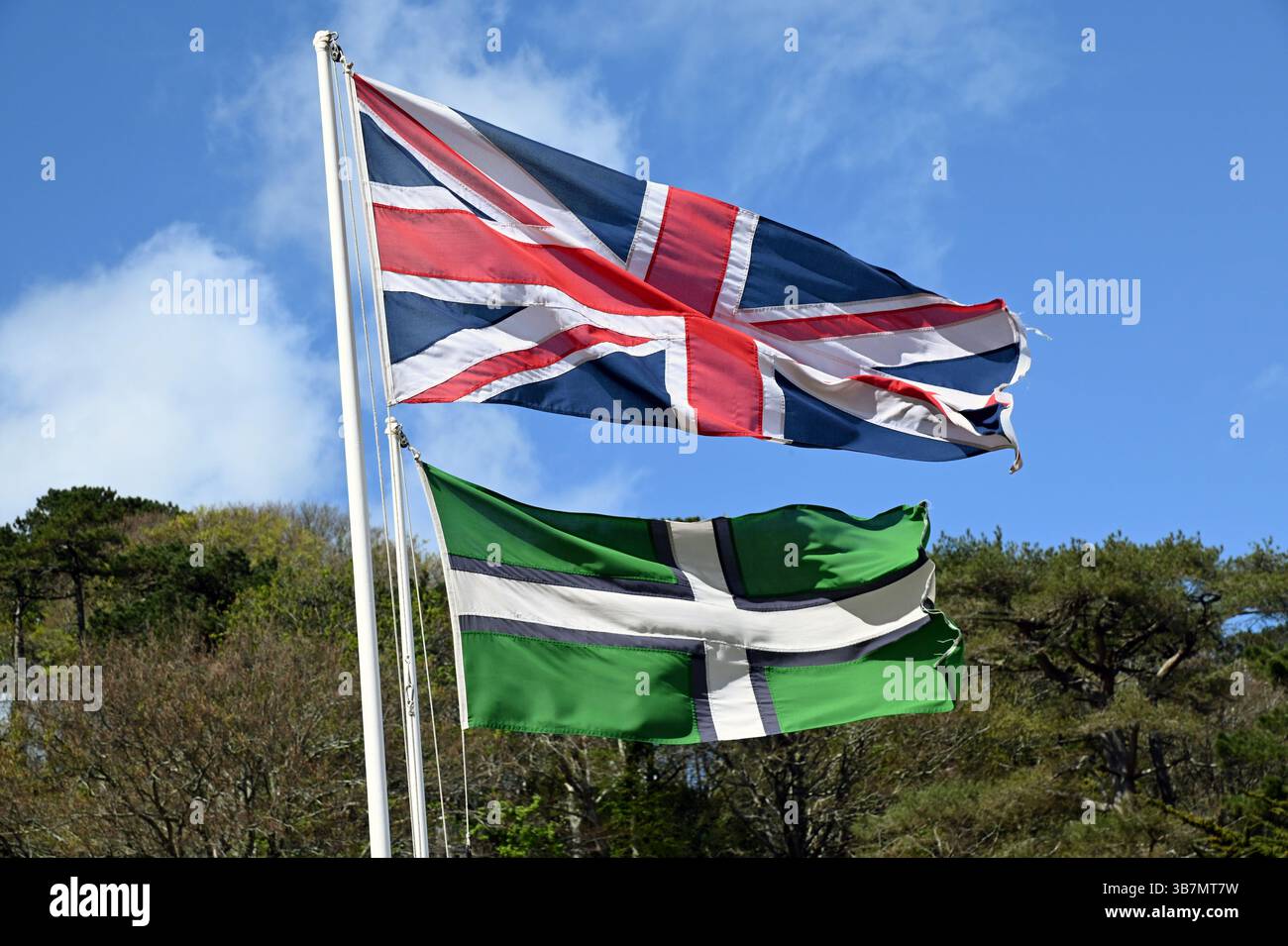 Le bandiere della Gran Bretagna (la Union Jack) e del Devon volavano dal trattore marino e dal traghetto che operavano sulla spiaggia di South Sands vicino a Salcombe, Devon. Foto Stock