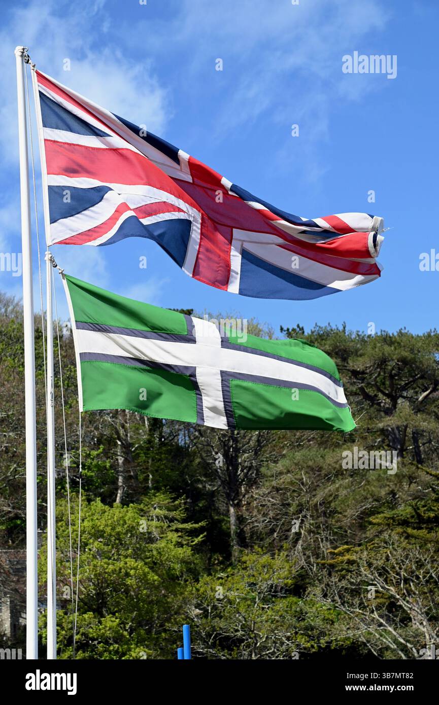 Le bandiere della Gran Bretagna (la Union Jack) e del Devon volavano dal trattore marino e dal traghetto che operavano sulla spiaggia di South Sands vicino a Salcombe, Devon. Foto Stock