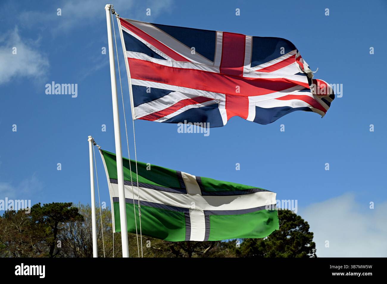 Le bandiere della Gran Bretagna (la Union Jack) e del Devon volavano dal trattore marino e dal traghetto che operavano sulla spiaggia di South Sands vicino a Salcombe, Devon. Foto Stock