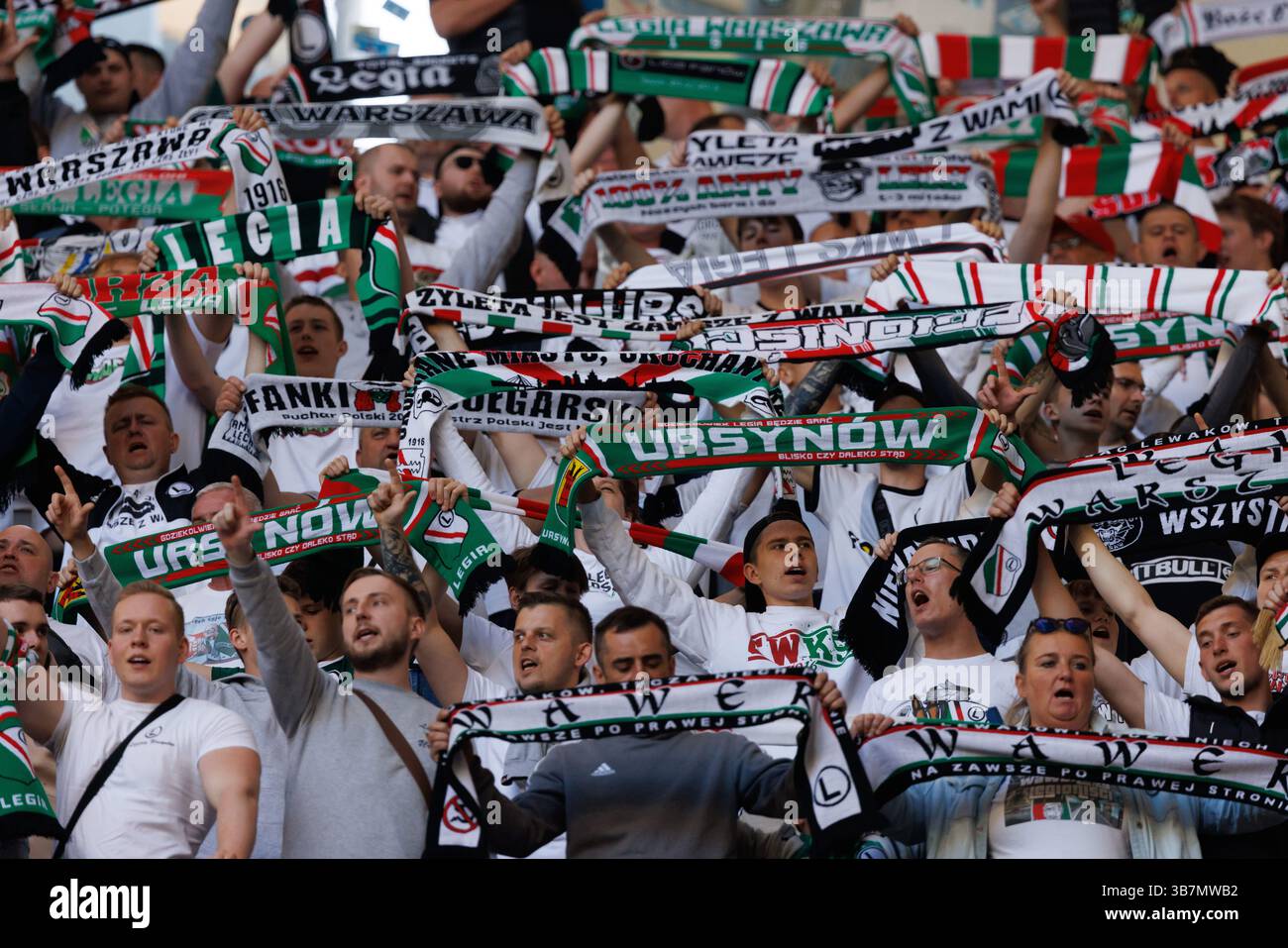 12 maggio 2024, Poznan, Polonia: I tifosi del Legia Warszawa celebrano un gol durante la partita PKO BP Ekstraklasa tra Lech Poznan e Legia Warszawa all'Enea Stadium. Punteggi finali; Lech Poznan 1: 2 Legia Warszawa. (Immagine di credito: © Maciej Rogowski/SOPA Images via ZUMA Press Wire) Foto Stock