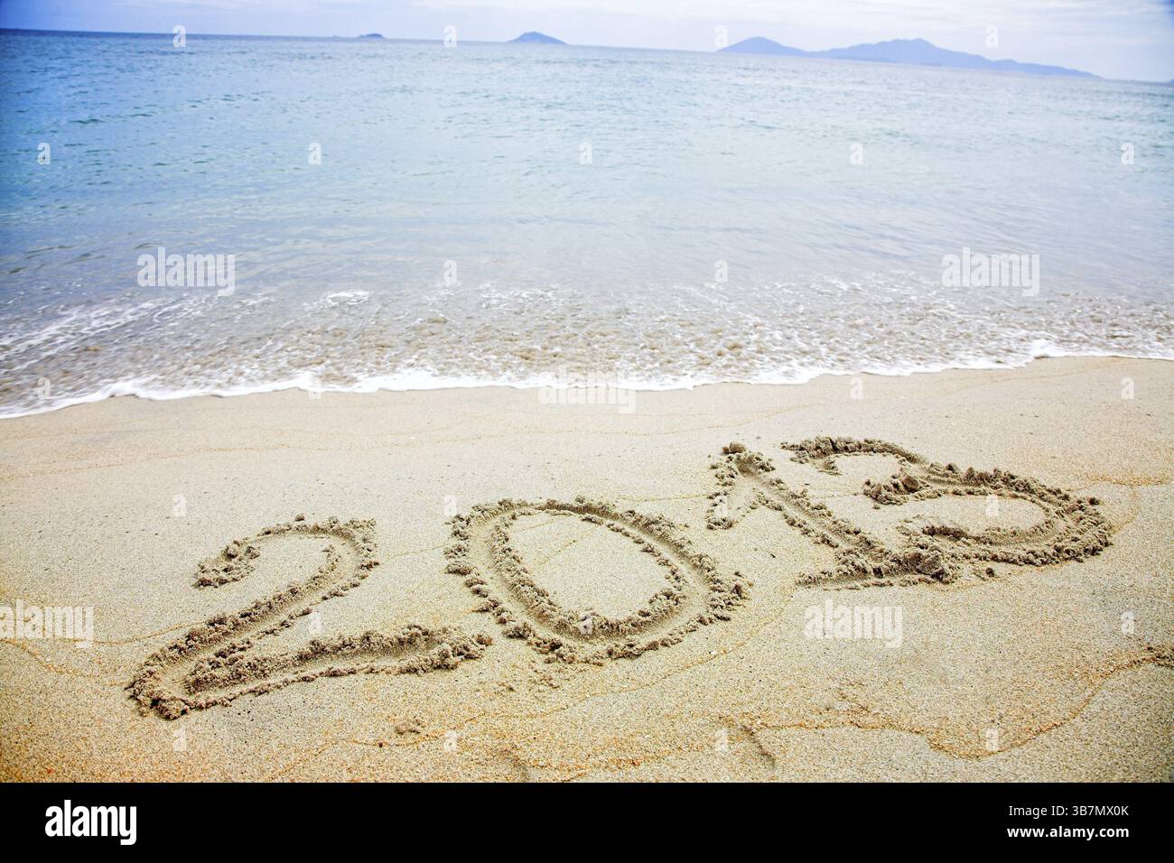 2013 scritto nella sabbia sulla spiaggia Foto Stock